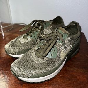 Mike women’s green camp sneaker